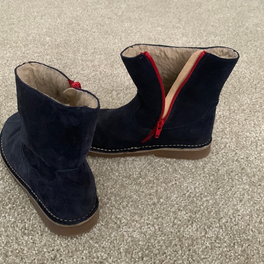 Girls Mini Boden navy blue and red fur boots
